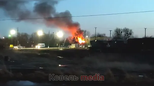 «Стріляє» шифер: у Ковелі загорівся будинок поблизу залізничного переїзду (відео)