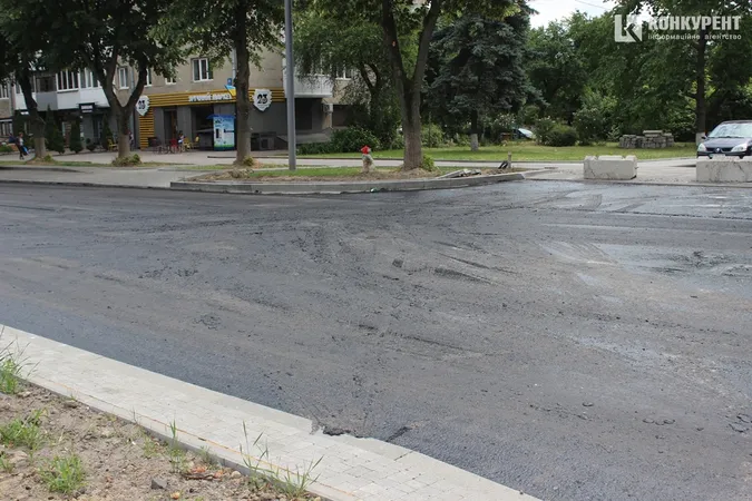 Фінішна пряма: як у Луцьку на Волі вкладають асфальт (фото)