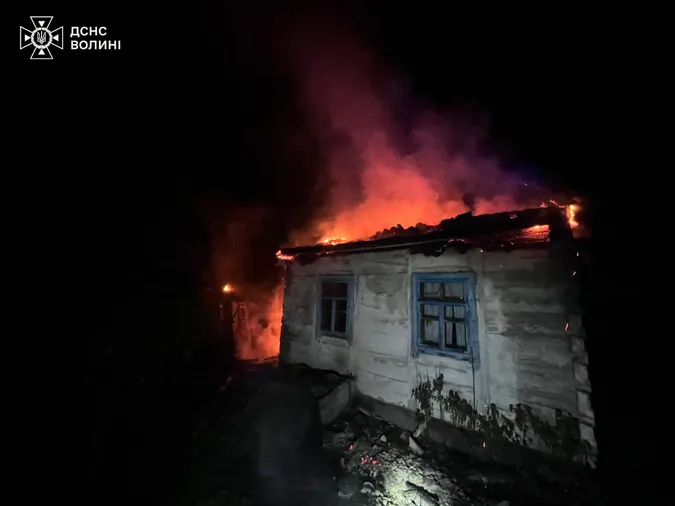 У Луцькому районі вночі дві години гасили пожежу (фото)