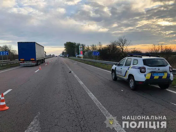 Перебігав дорогу: на Рівненщині під колесами вантажівки загинув волинянин (фото)