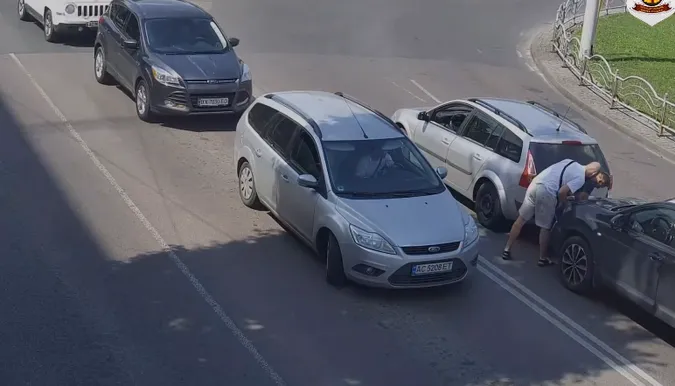 У Луцьку – аварія перед кільцем: Nissan «поцілував» Renault (відео)