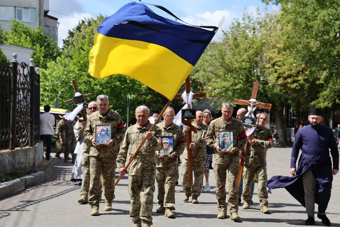 Луцьк навколішки прощався з трьома загиблими захисниками Русланом Новосадом, Владиславом Павлюком та Анатолієм Дячуком