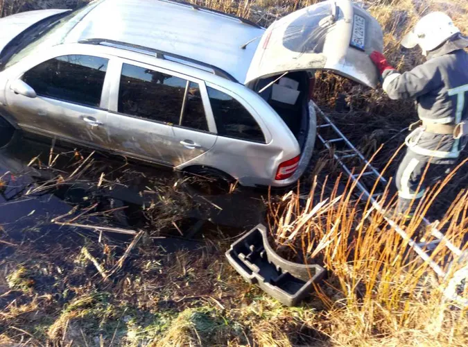 На Волині легковик злетів у кювет – витягали рятувальники (фото)