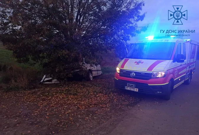 Під Луцьком Volkswagen налетів на дерево – водій у лікарні (фото, відео)