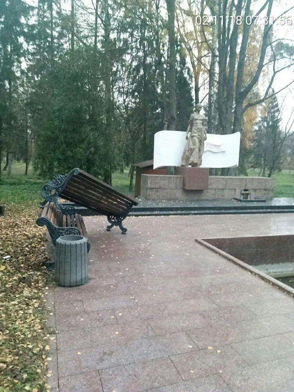 Вандали зробили «перестановку» в центральному парку Луцька (фото)
