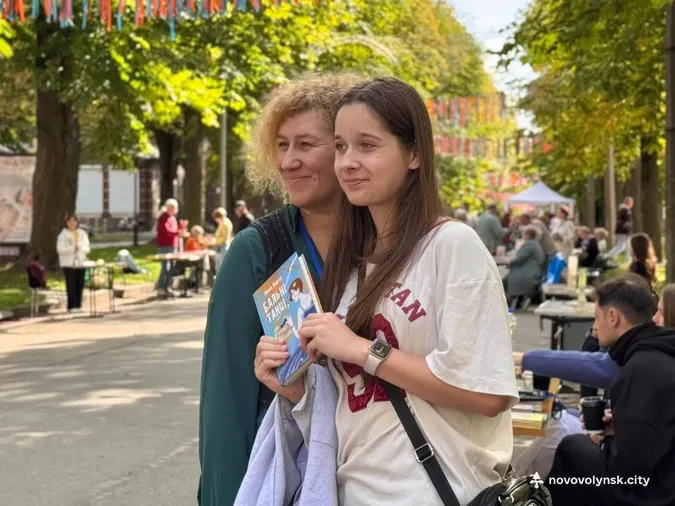 Книги просто неба та зустрічі з письменниками: у Нововолинську відбулася книжкова толока (фото)