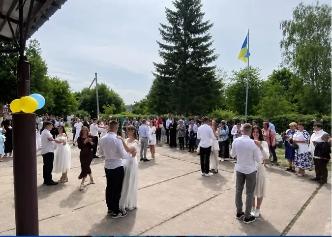 «Діти плакали»: у ліцеї на Волині – скандал, бо дирекція заборонила випускникам танцювати