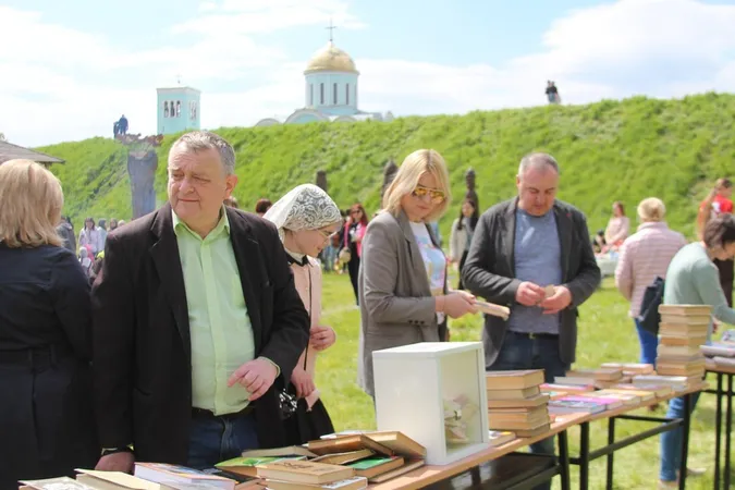 Купляй книгу – допомагай ЗСУ: на Волині на благодійному ярмарку зібрали понад 26 тисяч гривень (фото)