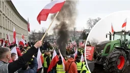 У Польщі фермери закидали яйцями представництво Єврокомісії та запалили фаєри (відео)