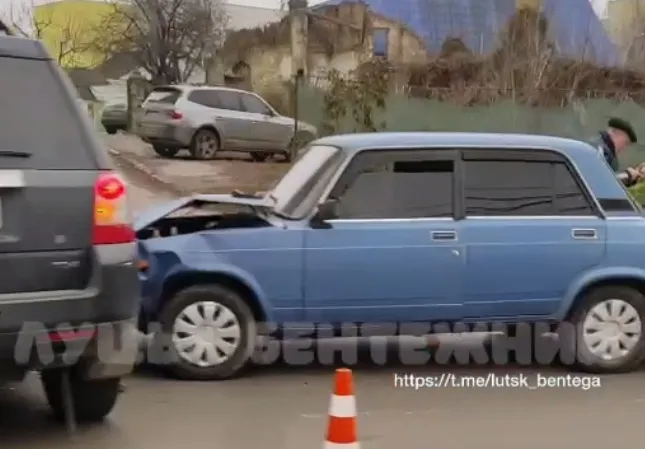 У Луцьку на Ковельській «жигулі» вгатились у позашляховик (відео)