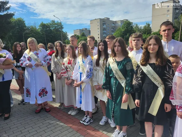 «Бо ми – люди-титани»: як у Луцькому ліцеї №10 танцювали випускний вальс (фото, відео)