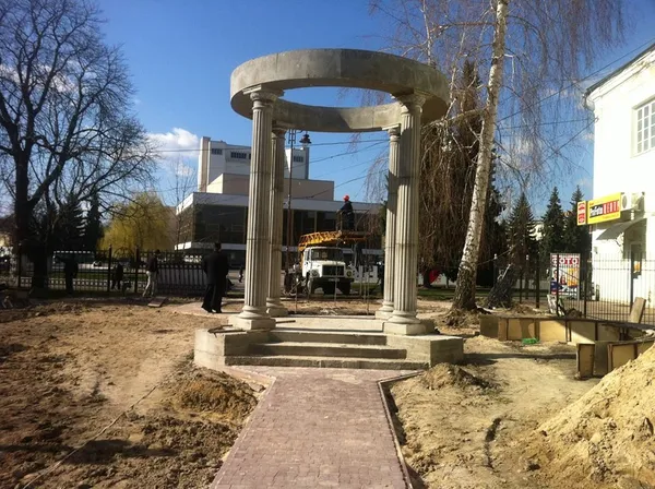 У Луцьку біля собору і кладовища встановлюють альтанку  (фото)