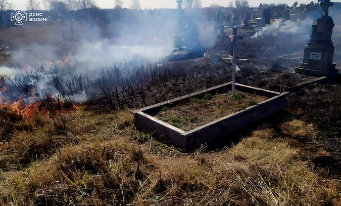 Горіли хрести і пам'ятники: на Волині невідомі підпалили кладовище (фото)