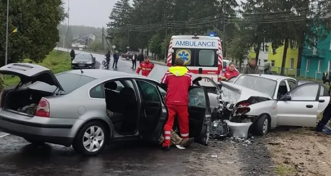 На Волині «лоб у лоб» зіткнулися Lanos і VW – троє людей у лікарні (фото, відео)