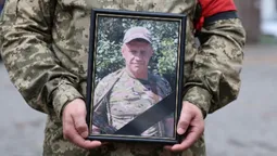 Луцьк у скорботі: відбулось прощання із військовим Володимиром Чижуком (фото)
