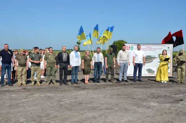 «Зв'язок поколінь»: на Волині висадили калину в пам'ять про Героїв УПА (фото, відео)