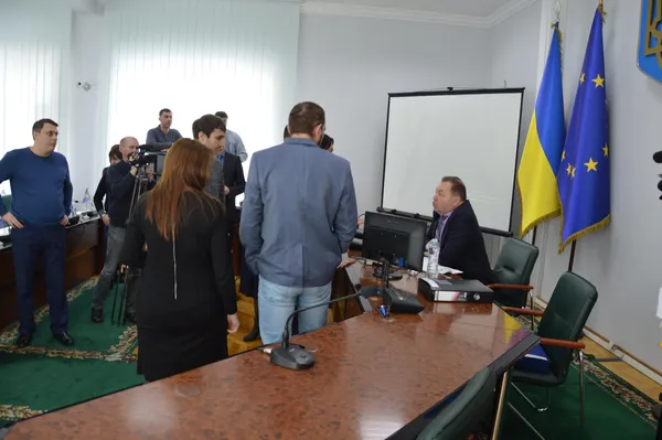 На сесії Луцькради – скандал: викликали поліцію (фото, відео, оновлено)