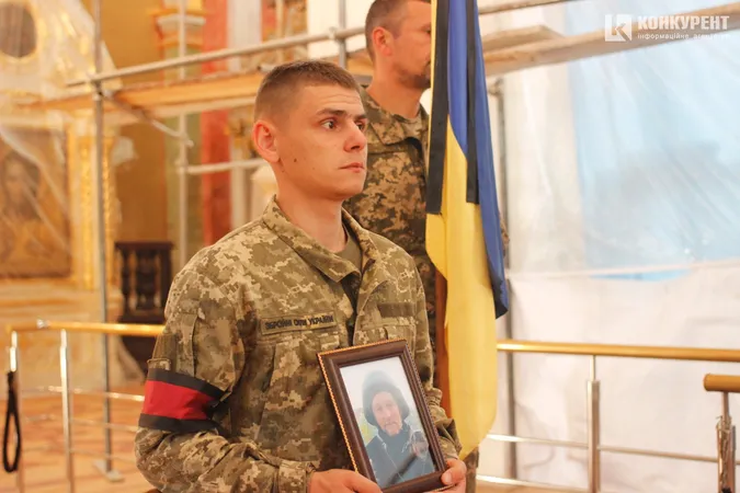 Знову похорон: Луцьк попрощався із загиблим захисником Віталієм Степанишеним (фото, відео)