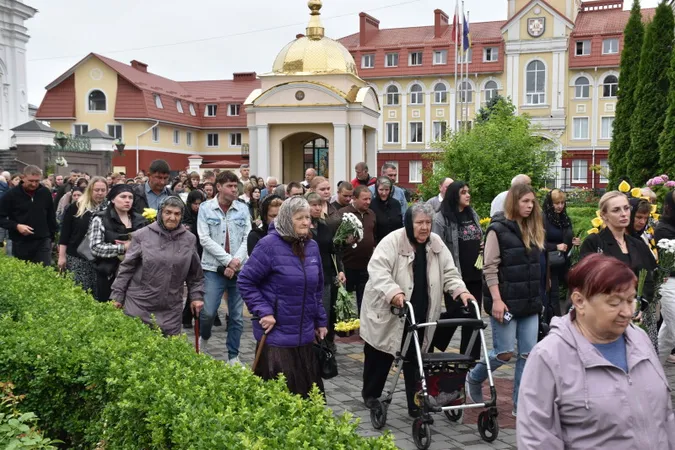 Навіки додому: Луцьк попрощався з трьома захисниками України Геннадієм Кравчуком, Максимом Возняком, Владиславом Гіндою