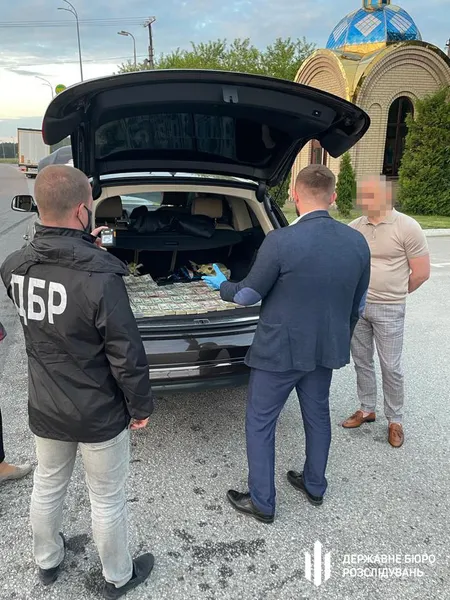 700 000 $ в авто: затримали волинського митника, який віз хабар у Київ (фото, відео)