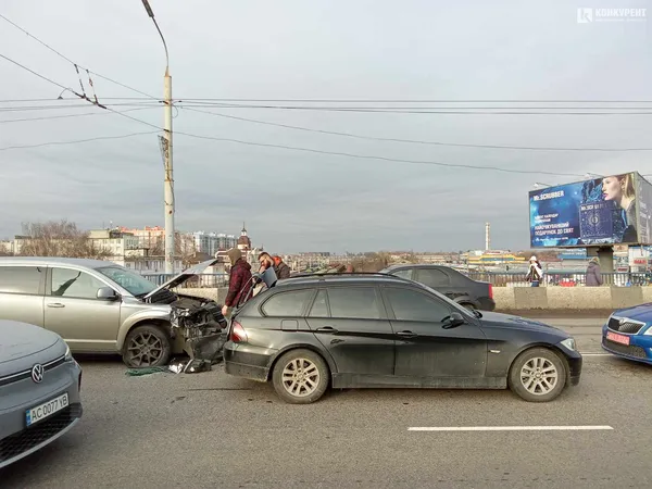 У Луцьку – аварія на мості біля «ПортCity»: рух ускладнений (фото, відео, оновлено)