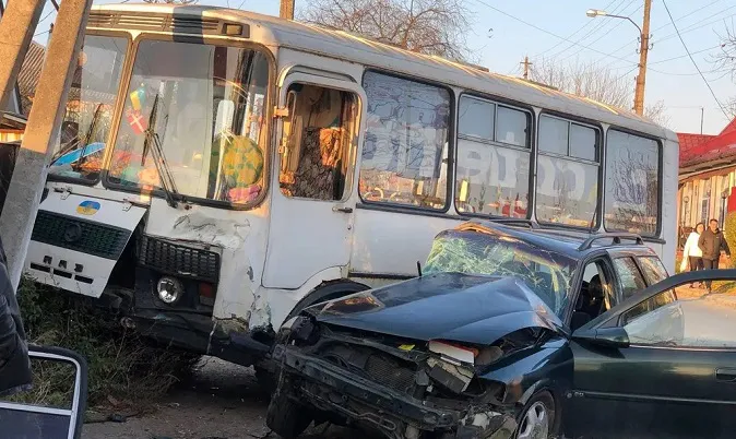 У Нововолинську автобус протаранив легковик – є травмовані (фото)