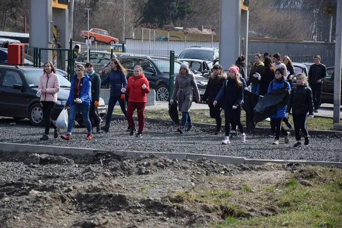 Луцьк прибирають до свят: комунальники і молодь вийшли на толоку (фото)