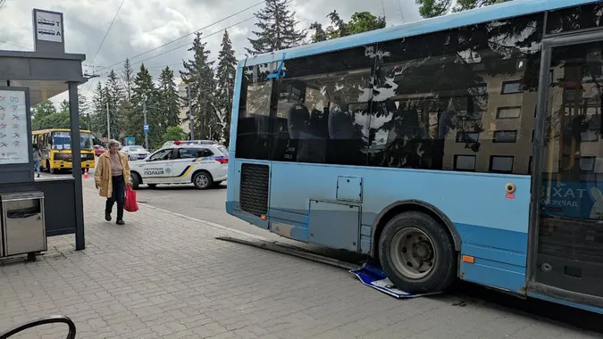 У центрі Луцька автобус врізався в маршрутку (фото, відео)