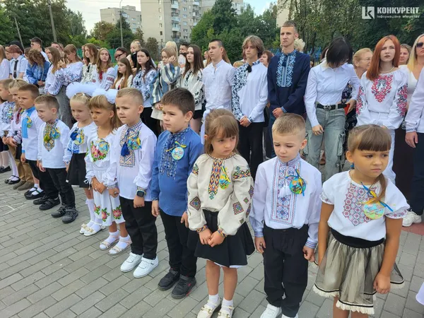 1 вересня у луцькому ліцеї №10: лінійка для першачків та випускників (фото)