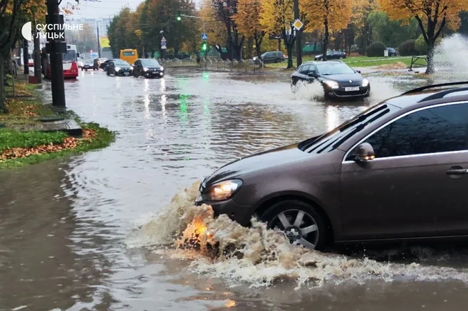 Луцьк знову затопило: рух тролейбусів паралізувало (фото)
