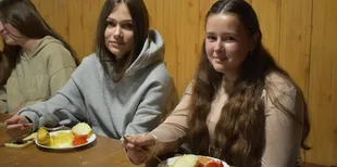 Котлети, нагетси, пюре та банан: як годують школярів у Заборольському ліцеї №32 (фото)