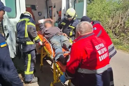 Нога застрягла у комбайні: на Волині рятувальники визволили чоловіка (фото)