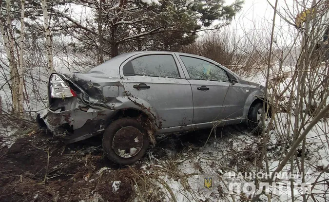 У Камінь-Каширському районі Chevrolet злетів у кювет: є постраждалі (фото, відео)