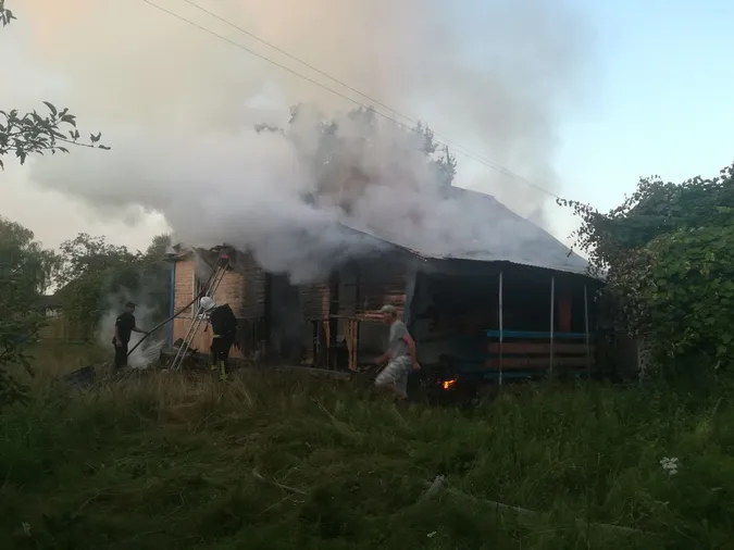 На Волині під ранок палав житловий будинок – гасили дві години (фото)