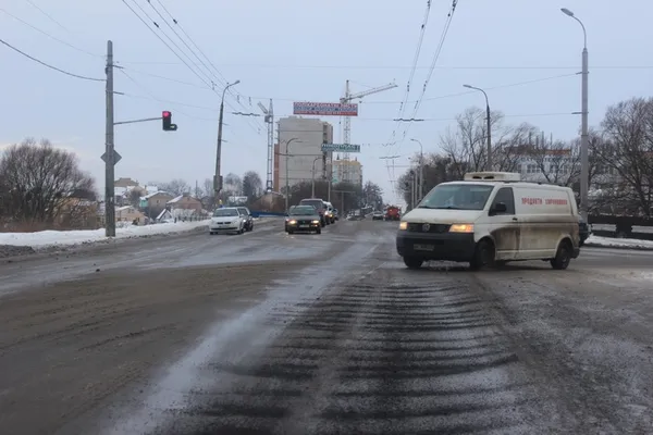 Луцькі комунальники активно борються з ожеледицею (фото)
