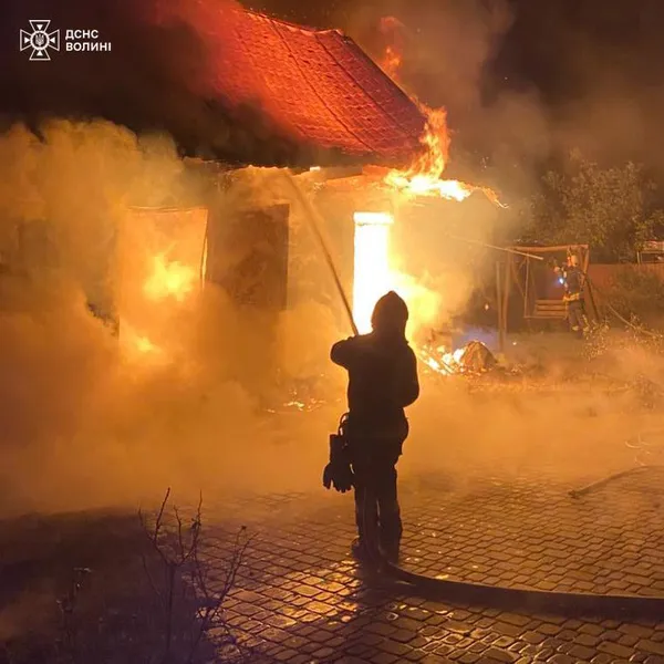 На Волині горіли господарська споруда та двоповерховий житловий будинок (фото)