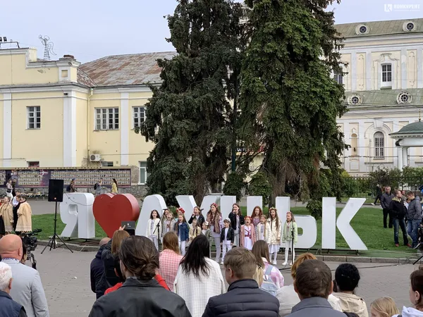 «Нитка Єдності»: у Луцьку пройшов флешмоб до Дня вишиванки (фото)