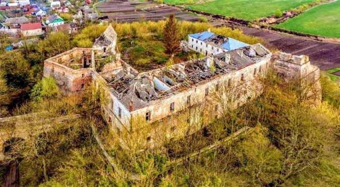 Де біля Луцька є замок, в стінах якого замурували закоханих