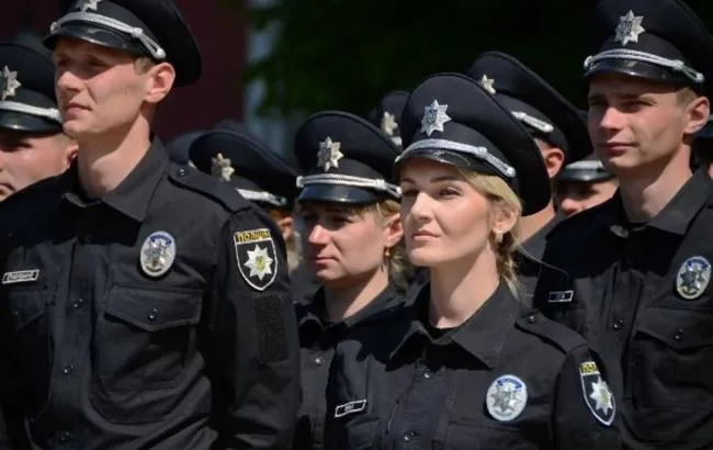 У Луцьку чоловік  вдарив патрульну головою об стіну 