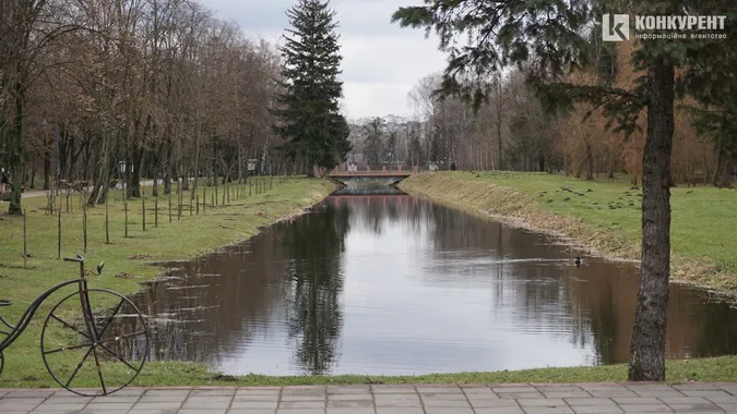 Мокрий луцький парк, або Як алеї тонуть у воді (фото)