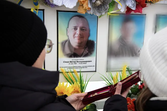 «Стояв горою за родину і товаришів»: на Волині родині загиблого нацгвардійця вручили його нагороду (фото)