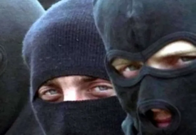 У Луцьку молодики в балаклавах трощили термінал «ПриватБанку», а потім стріляли в копів