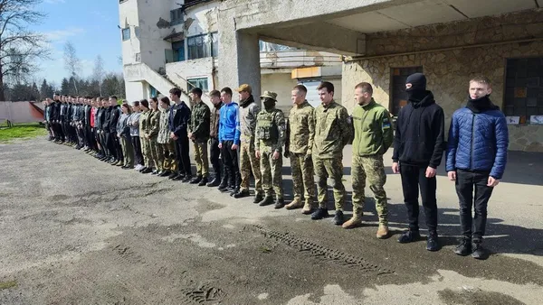 У Луцьку стартував військовий вишкіл: молодь навчають українські та американські інструктори (фото, відео)