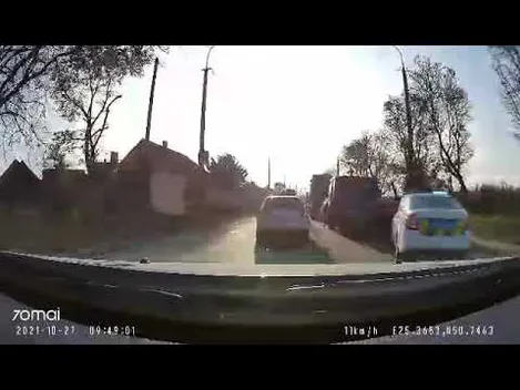 Дві вантажівки і легковик: на Карпенка-Карого у Луцьку масштабна аварія (відео)