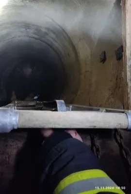 На Волині рятувальники діставали із криниці чоловіка (фото)