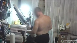 Продавали спортсменам по всій Україні: «ділки» в трусах на квартирі виготовляли препарати для «сушки» та росту м'язів (відео)