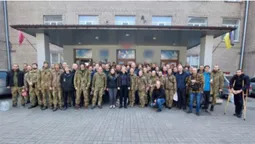 Звільнених із полону українських бійців везуть додому (фото)