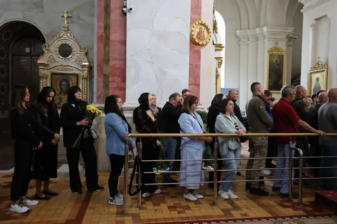Небо плакало: у Луцьку відбулося прощання з трьома Героями Євгенієм Садовським, Олегом Чернюком та Олександром Смалюхом