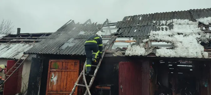 На Волині через коротке замикання загорілась господарська будівля (фото)