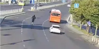 Небезпечна їзда: у Луцьку водій електросамоката обганяв авто серед дороги (відео)